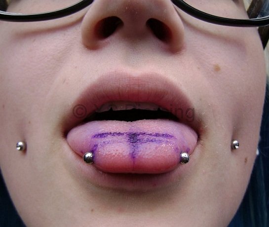 Cheeks-Piercing Nahaufnahme