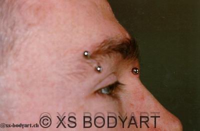 Augenbrauen-Piercing seitlich