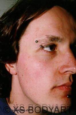 Augenbrauen-Piercing mit Curved Barbell