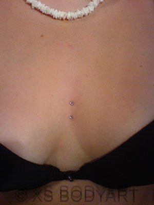 Decollete Surface-Piercing Nahaufnahme