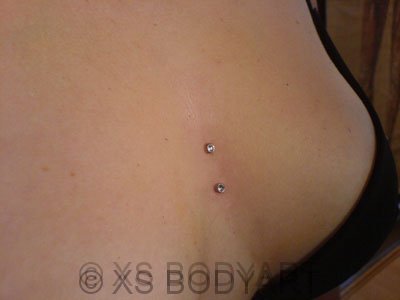 Decollete Surface-Piercing seitlich