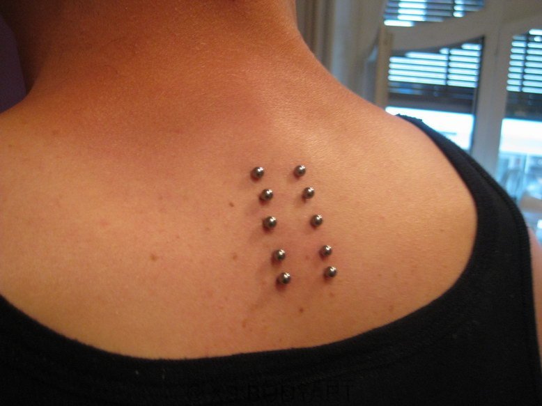 Nacken Surface-Piercing