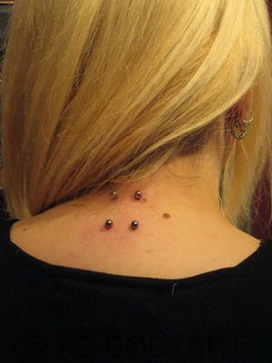 Nacken Surface-Piercing Nahaufnahme